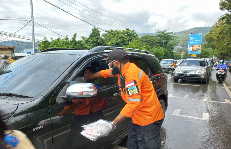 Satpol PP dan Penanggulangan Bencana Papua bagi 4000 Masker Gratis